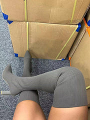 Botas de punto con punta puntiaguda por encima de la rodilla