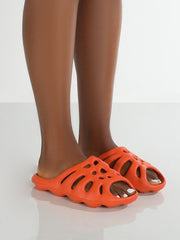 Hausschuhe mit ausgehöhlten Details in Volltonfarbe