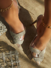 Tacones transparentes con punta puntiaguda y diamantes de imitación