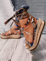 Sandalias de plataforma con tiras cruzadas y diseño de serpiente