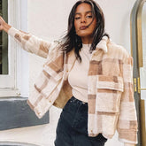 Teddyjacke mit Karomuster, langen Ärmeln und Knopfleiste, Pattentasche - Braun