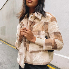 Teddyjacke mit Karomuster, langen Ärmeln und Knopfleiste, Pattentasche - Braun