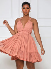 Vestido con volantes y escote halter en la espalda