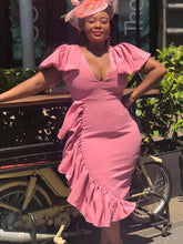 Kleid mit V-Ausschnitt und unregelmäßigen Nähten