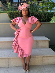 Kleid mit V-Ausschnitt und unregelmäßigen Nähten