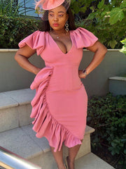 Kleid mit V-Ausschnitt und unregelmäßigen Nähten