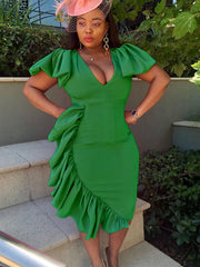 Kleid mit V-Ausschnitt und unregelmäßigen Nähten