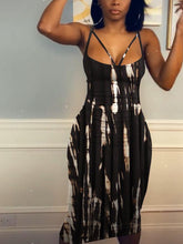 Figurbetontes Camisole-Kleid mit Batikmuster