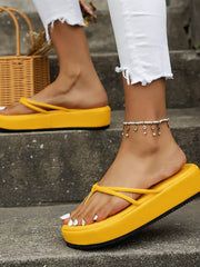 Strand-Flip-Flops mit dicker Sohle