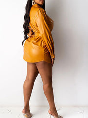 Vestido de cuero con cinturón y solapa