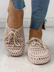 Sandalias planas de playa con agujeros