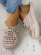 Sandalias planas de playa con agujeros