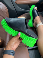 Sandalen mit Blockabsatz und Farbblockdesign