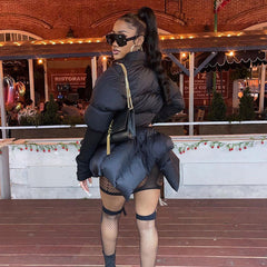 Chaqueta acolchada con cuello chal y mangas abullonadas con botones en V profundo - Negra