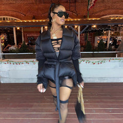 Chaqueta acolchada con cuello chal y mangas abullonadas con botones en V profundo - Negra