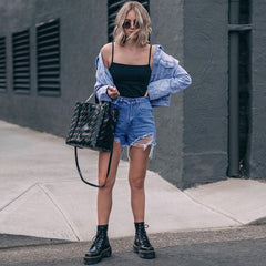 – High Waist – Distressed-Jeansshorts mit Cut-Outs - Blau