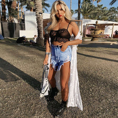 – High Waist – Distressed-Jeansshorts mit Cut-Outs - Blau