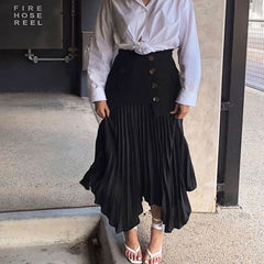 Falda midi plisada con botones y cintura alta con ribete de panel - Negra