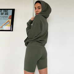 Conjunto de sudadera con capucha y pantalones cortos de motociclista a juego, verde militar