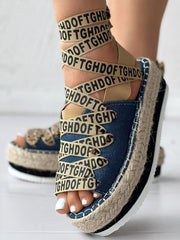 Sandalias con plataforma y letras