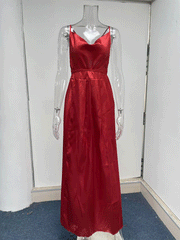 Einfarbiges Kleid mit V-Ausschnitt, Spaghettiträgern und Schlitz