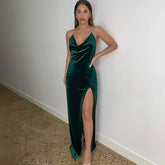 Rückenfreies, hochgeschlitztes Maxikleid aus Samt mit Wasserfallausschnitt - Smaragdgrün