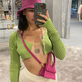 Cárdigan corto de canalé con mangas largas y frente abierto con cadena y letras llamativas - Verde