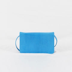 Bolsa tipo sobre con parte superior plegable y estampado animal en relieve - Azul