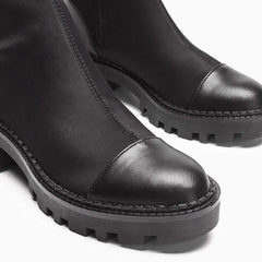 Overknee-Stiefel mit Streifensohle und Panel-Besatz - Schwarz