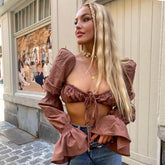 Top corto fruncido con mangas abullonadas y volantes anudado al frente - Café oscuro