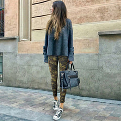 Skinny Jeans mit Camouflage-Print und aufgesetzten Taschen - Grün
