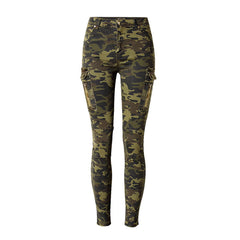 Skinny Jeans mit Camouflage-Print und aufgesetzten Taschen - Grün