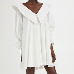 Süßes Babydoll-Minikleid mit Chelsea-Kragen und V-Ausschnitt und Ballonärmeln - Weiß