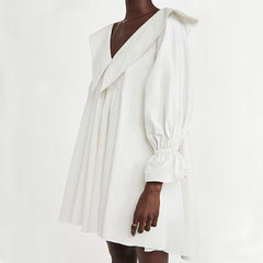 Süßes Babydoll-Minikleid mit Chelsea-Kragen und V-Ausschnitt und Ballonärmeln - Weiß