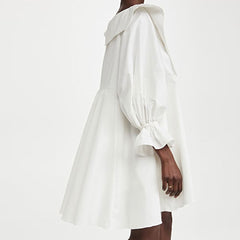 Süßes Babydoll-Minikleid mit Chelsea-Kragen und V-Ausschnitt und Ballonärmeln - Weiß