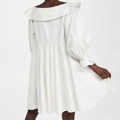 Süßes Babydoll-Minikleid mit Chelsea-Kragen und V-Ausschnitt und Ballonärmeln - Weiß