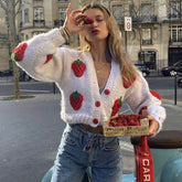 Süße Strickjacke mit Erdbeer-Nieten und Bischofsärmeln zum Zuknöpfen - Weiß