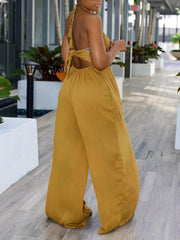 Mono de pierna ancha con escote halter y espalda descubierta