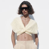 Zierliches Crop Top mit tiefem V-Ausschnitt und gedrehtem Spitzenbesatz - Beige