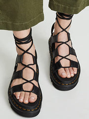 Flache Sandalen aus überkreuztem Leder