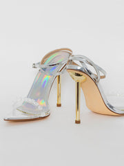Tacones de aguja con gemas transparentes
