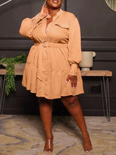 Kleid mit Rüschensaum und Gürtel