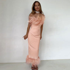 Elegante vestido de cóctel ajustado de media pierna con abertura y sin tirantes y plumas - Rosa