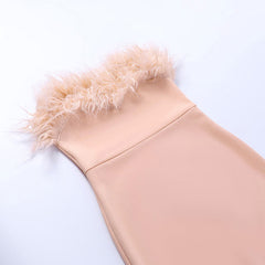 Elegante vestido de cóctel ajustado de media pierna con abertura y sin tirantes y plumas - Rosa