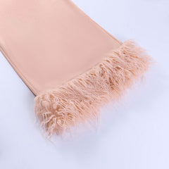 Elegante vestido de cóctel ajustado de media pierna con abertura y sin tirantes y plumas - Rosa