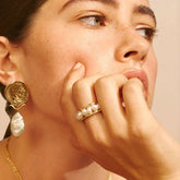 Anillo abierto chapado en oro con incrustaciones de cuentas perladas de estilo elegante