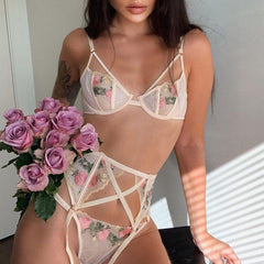 Conjunto de sujetador balconette con aros y tanga de malla con bordado de flores