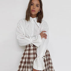 Bezaubernde Bluse mit spitzem Kragen, Button-Down-Ausschnitt, überschnittenen Schultern und Bischofsärmeln - Weiß