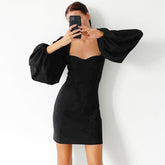 Vestido corto ajustado de fiesta con escote en forma de corazón y mangas de obispo exageradas - Negro