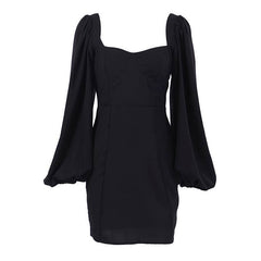 Vestido corto ajustado de fiesta con escote en forma de corazón y mangas de obispo exageradas - Negro